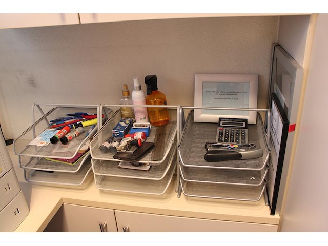 Kantoormaterialen w.o. brievenbakjes, schrijfgerei, perforator, tissues, etc. in twee kasten en op schap. - afbeelding 3 van  3