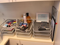 Kantoormaterialen w.o. brievenbakjes, schrijfgerei, perforator, tissues, etc. in twee kasten en op schap. - afbeelding 3 van  3