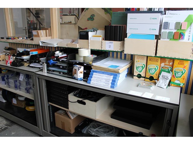 Kantoormaterialen w.o. brievenbakjes, schrijfgerei, perforatoren, etiketten, magneten, etc. op kasten. - afbeelding 1 van  4