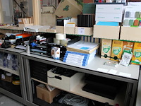 Kantoormaterialen w.o. brievenbakjes, schrijfgerei, perforatoren, etiketten, magneten, etc. op kasten. - afbeelding 1 van  4