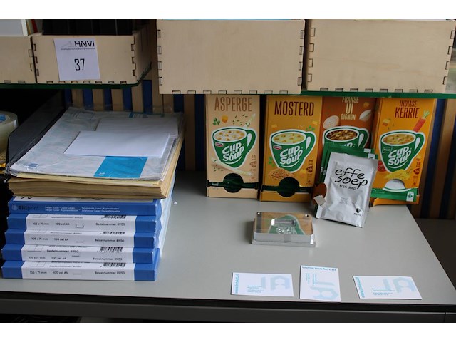 Kantoormaterialen w.o. brievenbakjes, schrijfgerei, perforatoren, etiketten, magneten, etc. op kasten. - afbeelding 2 van  4