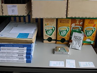 Kantoormaterialen w.o. brievenbakjes, schrijfgerei, perforatoren, etiketten, magneten, etc. op kasten. - afbeelding 2 van  4