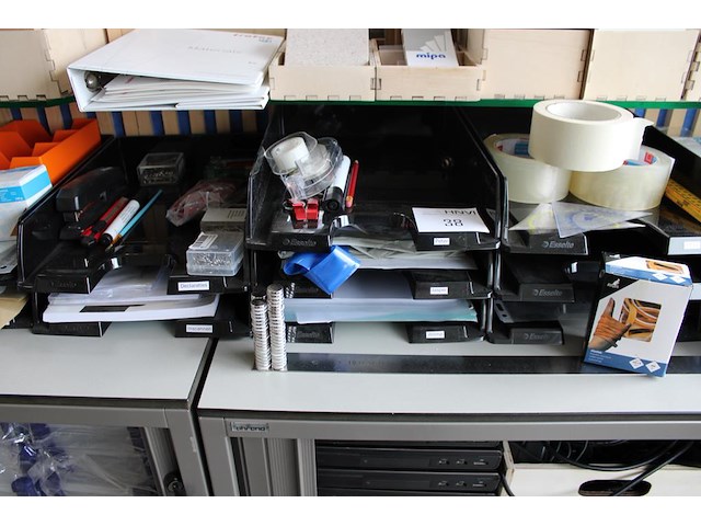 Kantoormaterialen w.o. brievenbakjes, schrijfgerei, perforatoren, etiketten, magneten, etc. op kasten. - afbeelding 3 van  4
