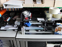 Kantoormaterialen w.o. brievenbakjes, schrijfgerei, perforatoren, etiketten, magneten, etc. op kasten. - afbeelding 3 van  4