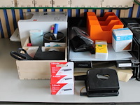 Kantoormaterialen w.o. brievenbakjes, schrijfgerei, perforatoren, etiketten, magneten, etc. op kasten. - afbeelding 4 van  4