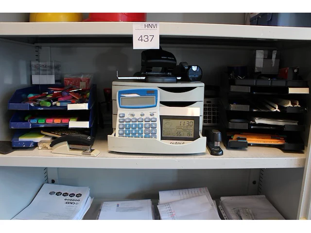 Kantoormaterialen w.o. brievenbakken, schrijfgerei, nietmachines en perforator. - afbeelding 1 van  4