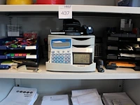 Kantoormaterialen w.o. brievenbakken, schrijfgerei, nietmachines en perforator.
