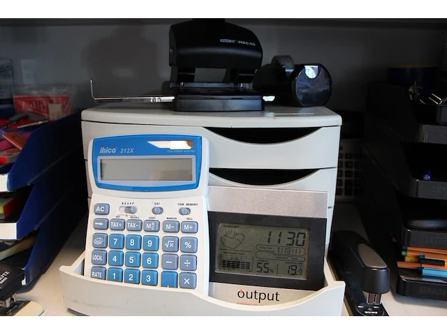 Kantoormaterialen w.o. brievenbakken, schrijfgerei, nietmachines en perforator. - afbeelding 3 van  4
