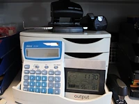 Kantoormaterialen w.o. brievenbakken, schrijfgerei, nietmachines en perforator. - afbeelding 3 van  4