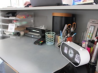 Kantoormaterialen w.o. brievenvakjes, schrijfgerei en prullenbak.