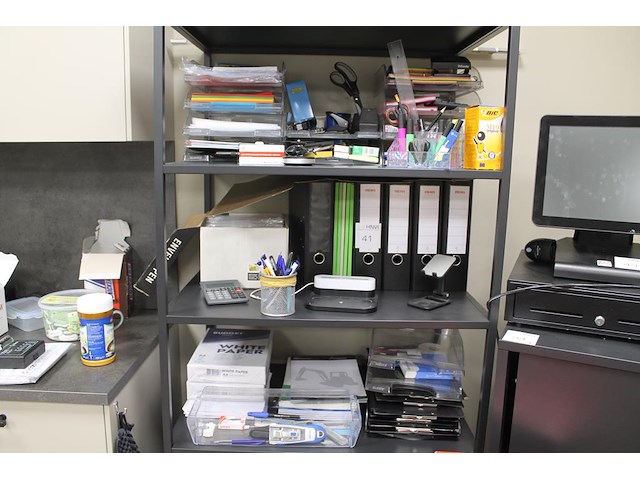 Kantoormaterialen w.o. mappen, schrijfgerei, papier en enveloppen op 3 schappen. - afbeelding 1 van  4
