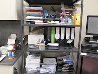 Kantoormaterialen w.o. mappen, schrijfgerei, papier en enveloppen op 3 schappen. - afbeelding 1 van  4