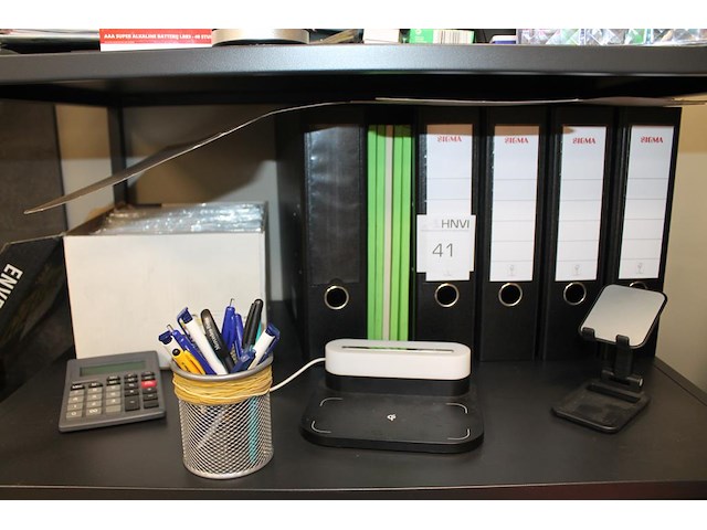 Kantoormaterialen w.o. mappen, schrijfgerei, papier en enveloppen op 3 schappen. - afbeelding 2 van  4