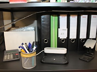 Kantoormaterialen w.o. mappen, schrijfgerei, papier en enveloppen op 3 schappen. - afbeelding 2 van  4