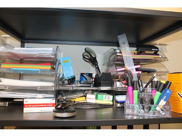 Kantoormaterialen w.o. mappen, schrijfgerei, papier en enveloppen op 3 schappen. - afbeelding 3 van  4