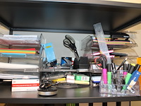 Kantoormaterialen w.o. mappen, schrijfgerei, papier en enveloppen op 3 schappen. - afbeelding 3 van  4