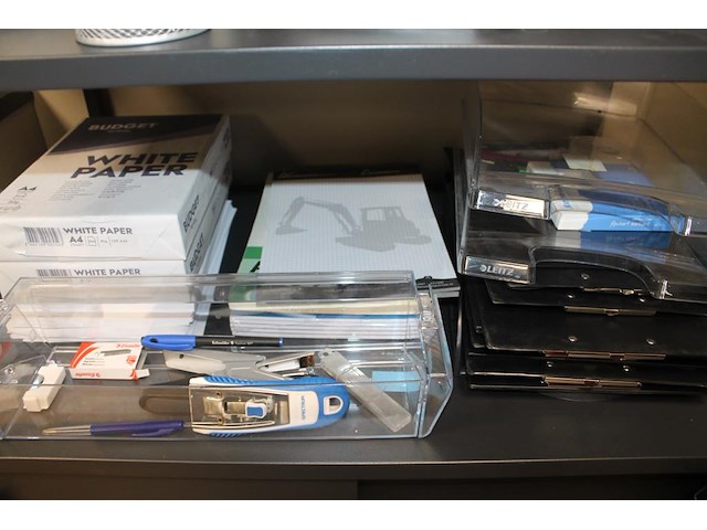Kantoormaterialen w.o. mappen, schrijfgerei, papier en enveloppen op 3 schappen. - afbeelding 4 van  4