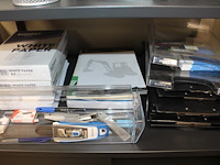 Kantoormaterialen w.o. mappen, schrijfgerei, papier en enveloppen op 3 schappen. - afbeelding 4 van  4