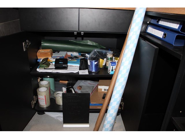 Kantoormaterialen w.o. perforatoren, linten, stickers en tape. - afbeelding 1 van  4