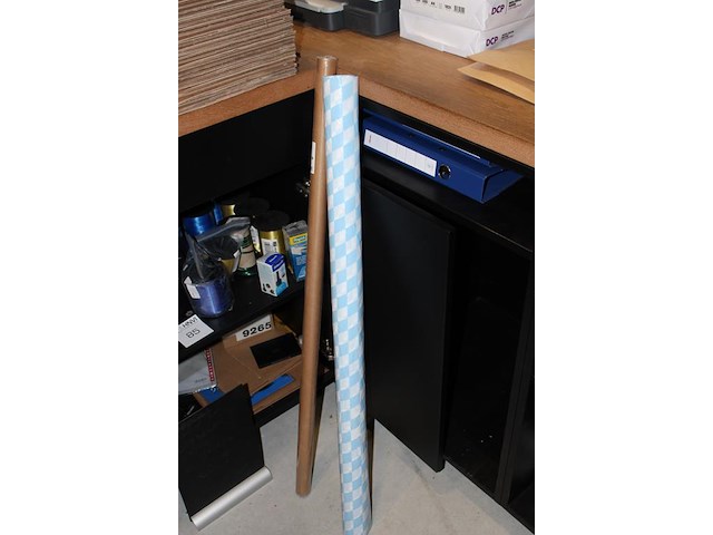 Kantoormaterialen w.o. perforatoren, linten, stickers en tape. - afbeelding 4 van  4