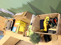 Kantoormaterialen w.o. post-its, schrijfgerei en mapjes. - afbeelding 2 van  2