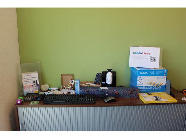 Kantoormaterialen w.o. schrijfgerei, kopieerpapier, muizen en toeters. - afbeelding 1 van  2