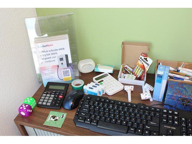 Kantoormaterialen w.o. schrijfgerei, kopieerpapier, muizen en toeters. - afbeelding 2 van  2