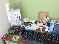 Kantoormaterialen w.o. schrijfgerei, kopieerpapier, muizen en toeters. - afbeelding 2 van  2