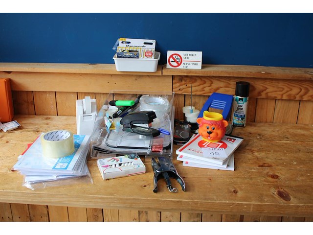 Kantoormaterialen w.o. tape, kladblokken, nietmachines en perforator. - afbeelding 1 van  2