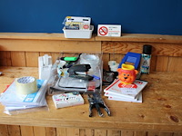 Kantoormaterialen w.o. tape, kladblokken, nietmachines en perforator. - afbeelding 1 van  2