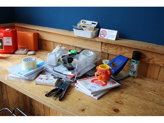 Kantoormaterialen w.o. tape, kladblokken, nietmachines en perforator. - afbeelding 2 van  2