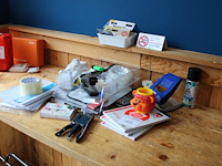 Kantoormaterialen w.o. tape, kladblokken, nietmachines en perforator. - afbeelding 2 van  2