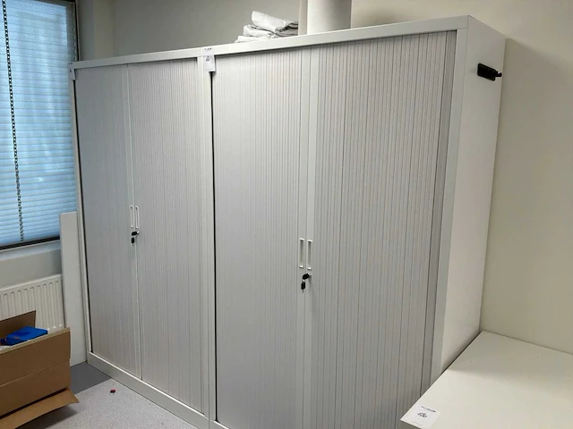 Kantoormeubilair uit 1 ruimte - afbeelding 1 van  5