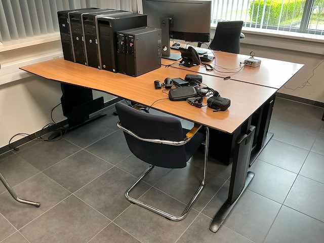 Kantoormeubilair uit kantoor - afbeelding 1 van  14