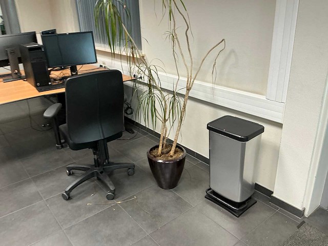 Kantoormeubilair uit kantoor - afbeelding 13 van  14