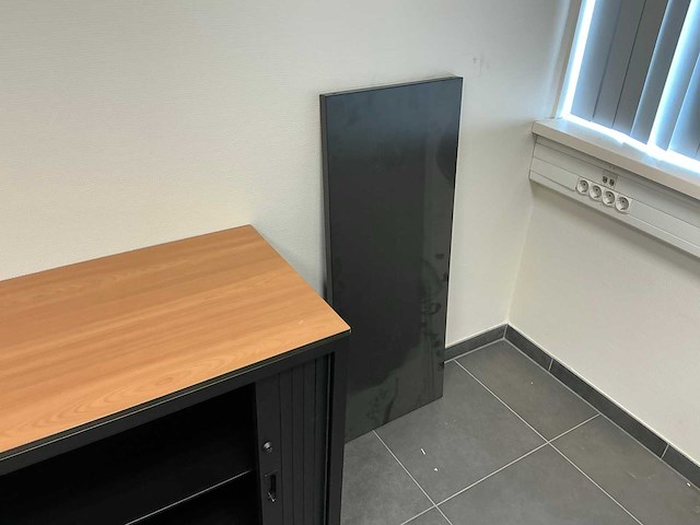Kantoormeubilair uit kantoorruimte - afbeelding 5 van  8
