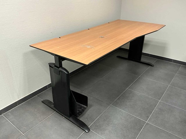 Kantoormeubilair uit kantoorruimte - afbeelding 4 van  7