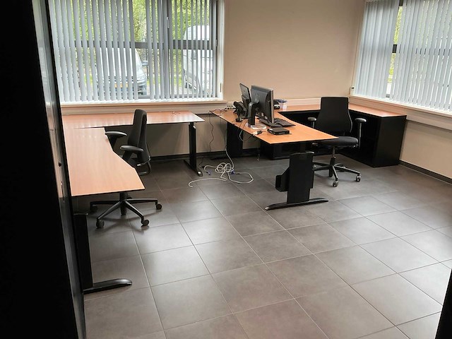 Kantoormeubilair uit ruimte - afbeelding 1 van  8