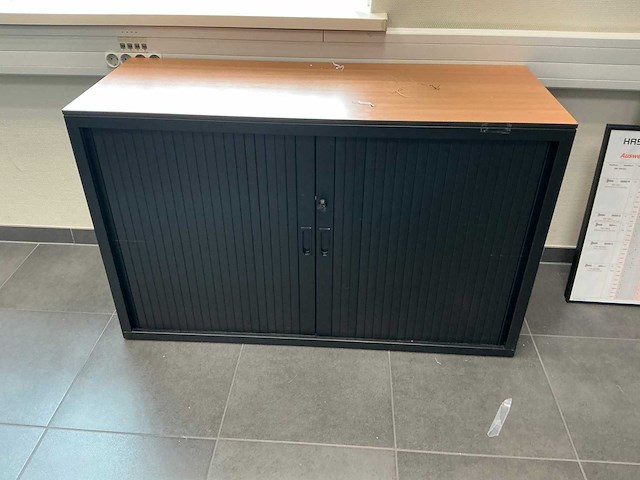 Kantoormeubilair uit ruimte - afbeelding 2 van  8