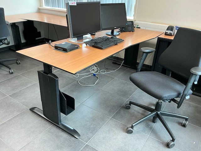 Kantoormeubilair uit ruimte - afbeelding 4 van  8