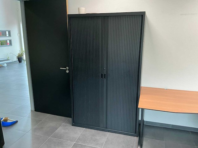 Kantoormeubilair uit ruimte - afbeelding 8 van  8