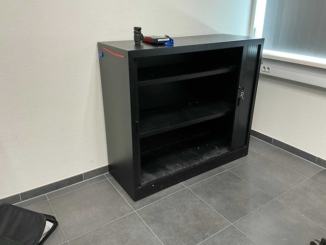 Kantoormeubilair uit ruimte - afbeelding 2 van  7