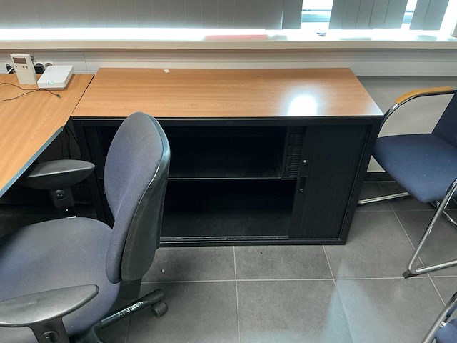 Kantoormeubilair uit ruimte - afbeelding 5 van  7