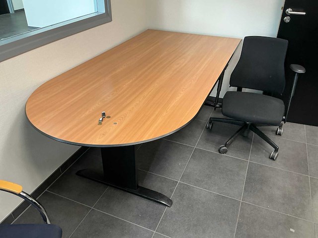 Kantoormeubilair uit ruimte - afbeelding 7 van  7