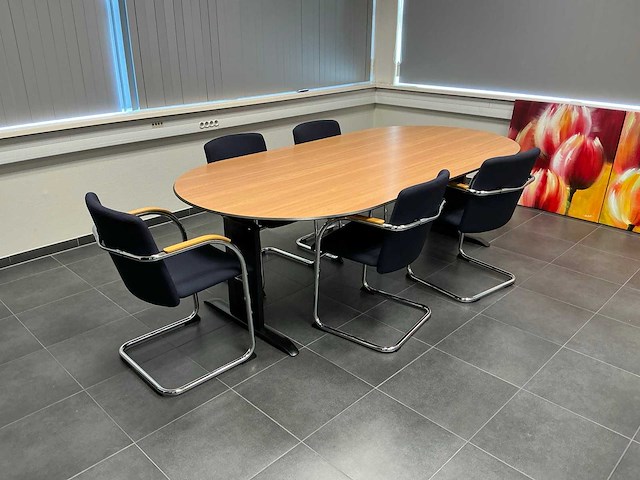 Kantoormeubilair uit ruimte - afbeelding 1 van  9