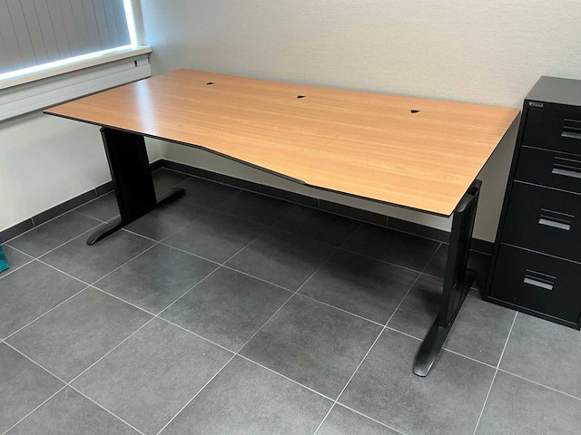 Kantoormeubilair uit ruimte - afbeelding 2 van  9