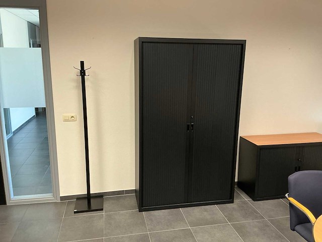 Kantoormeubilair uit ruimte - afbeelding 7 van  9