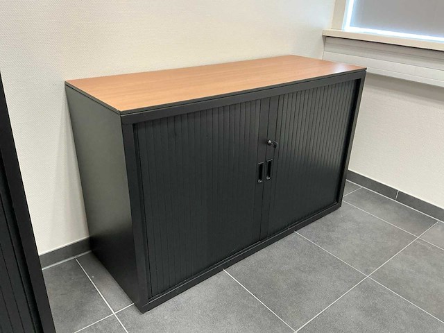 Kantoormeubilair uit ruimte - afbeelding 8 van  9