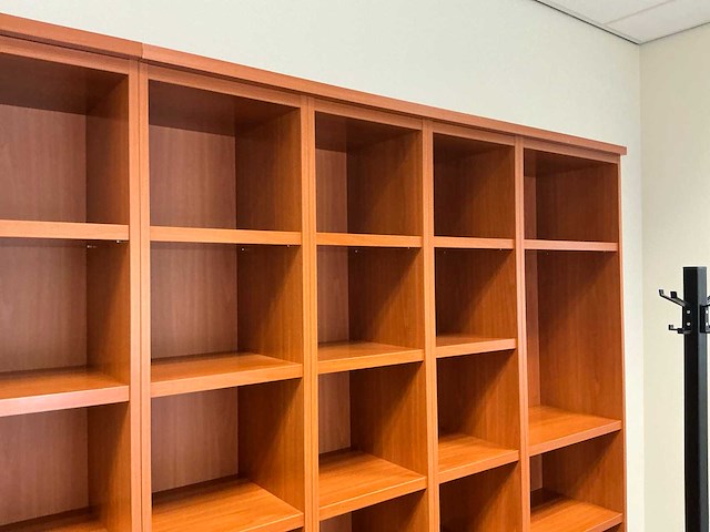 Kantoormeubilair uit ruimte - afbeelding 2 van  12