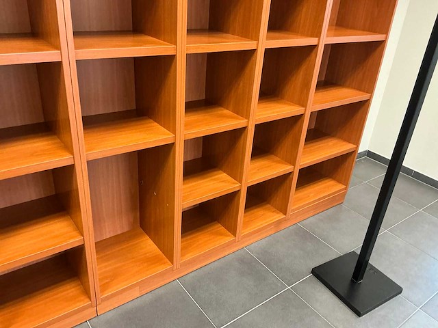 Kantoormeubilair uit ruimte - afbeelding 3 van  12